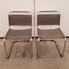 Paar grijze Mart Stam stoelen