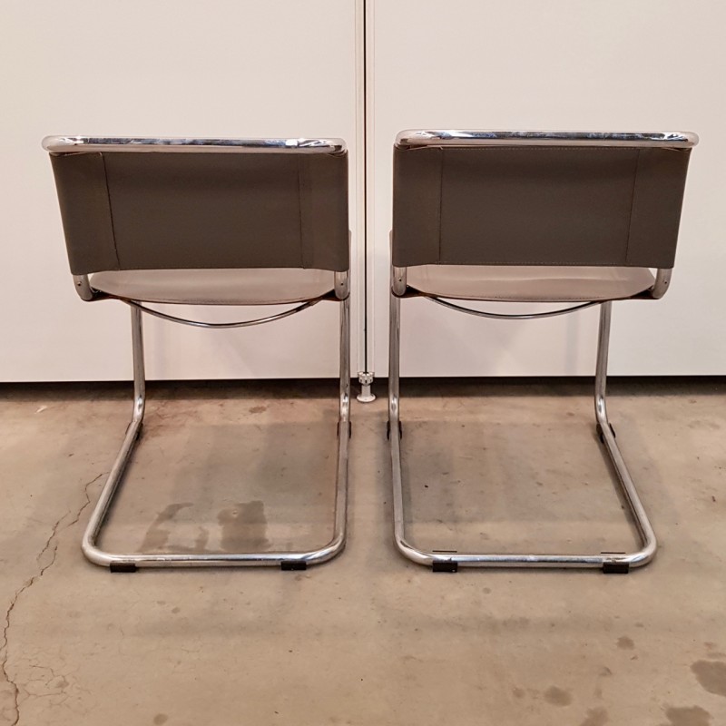 Paar grijze Mart Stam stoelen