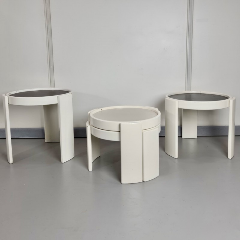 Een set witte bijzettafels ontworpen door Gianfranco Frattini voor Cassina
