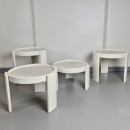 Een set witte bijzettafels ontworpen door Gianfranco Frattini voor Cassina