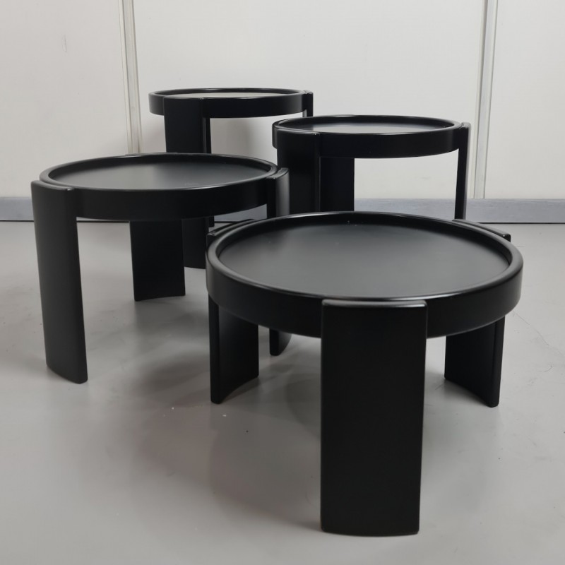 Een set zwarte bijzettafels ontworpen door Gianfranco Frattini voor Cassina
