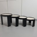 Een set zwarte bijzettafels ontworpen door Gianfranco Frattini voor Cassina