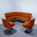 Vintage oranje bankstel met 2 stoelen