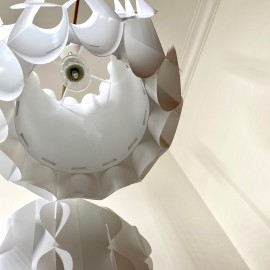 Paar witte hanglampen - vlindermodel - inspiratie Lars Eiler Schiøler