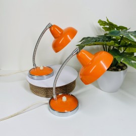 Paar kleine oranje bureaulampen