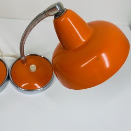 Paar kleine oranje bureaulampen