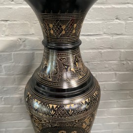 Paar grote zwart en goud geëtste koperen vazen - India